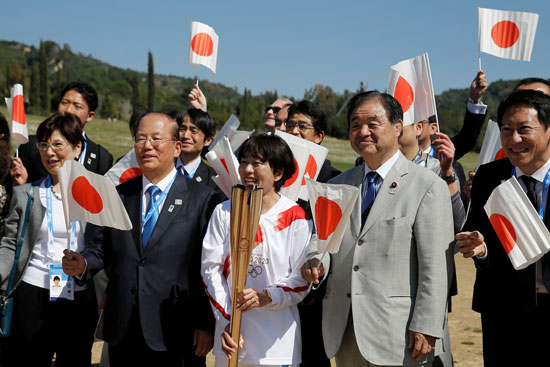 الوفد اليابانى يستقبل الشعلة الأولمبية