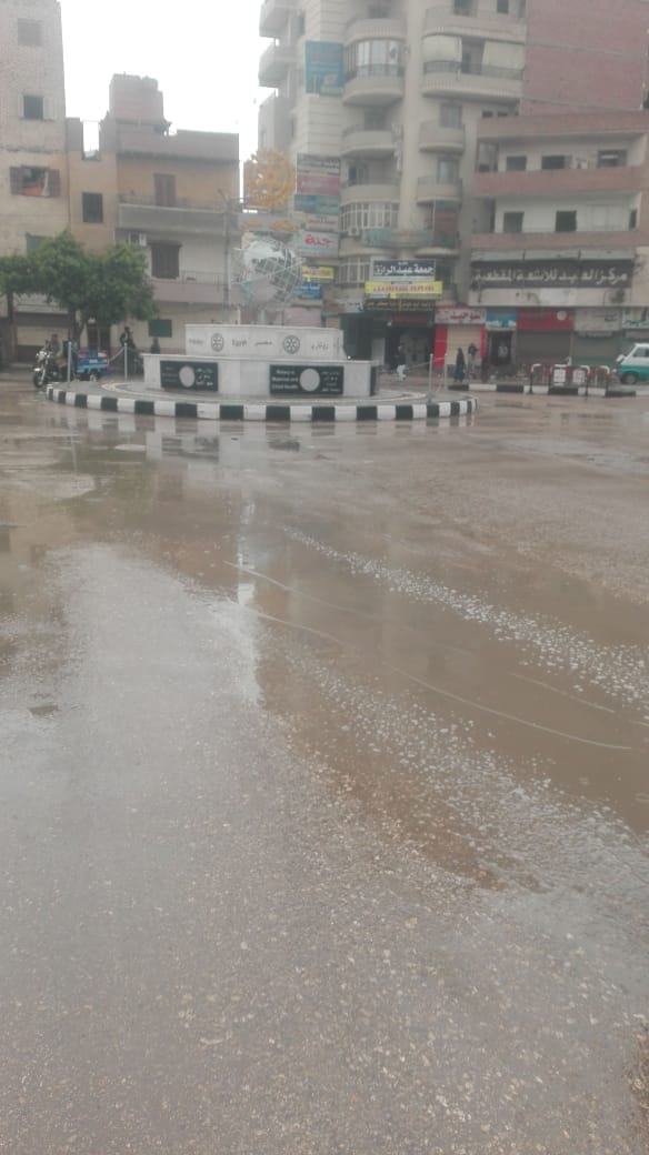 رفع تجمعات مياه الأمطار بالشوارع والميادين في الفيوم (1)