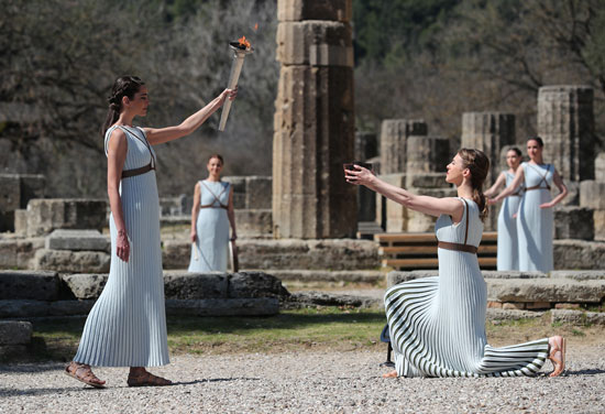 ايقاد الشعلة الأولمبية باليونان
