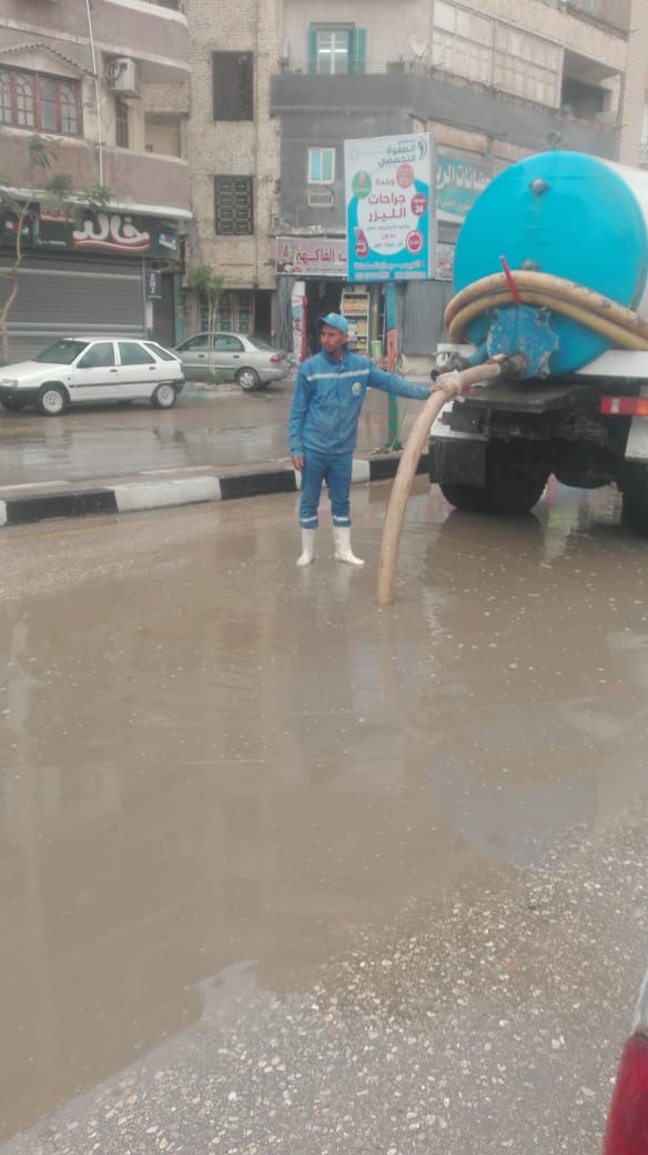 رفع تجمعات مياه الأمطار بالشوارع والميادين في الفيوم (3)