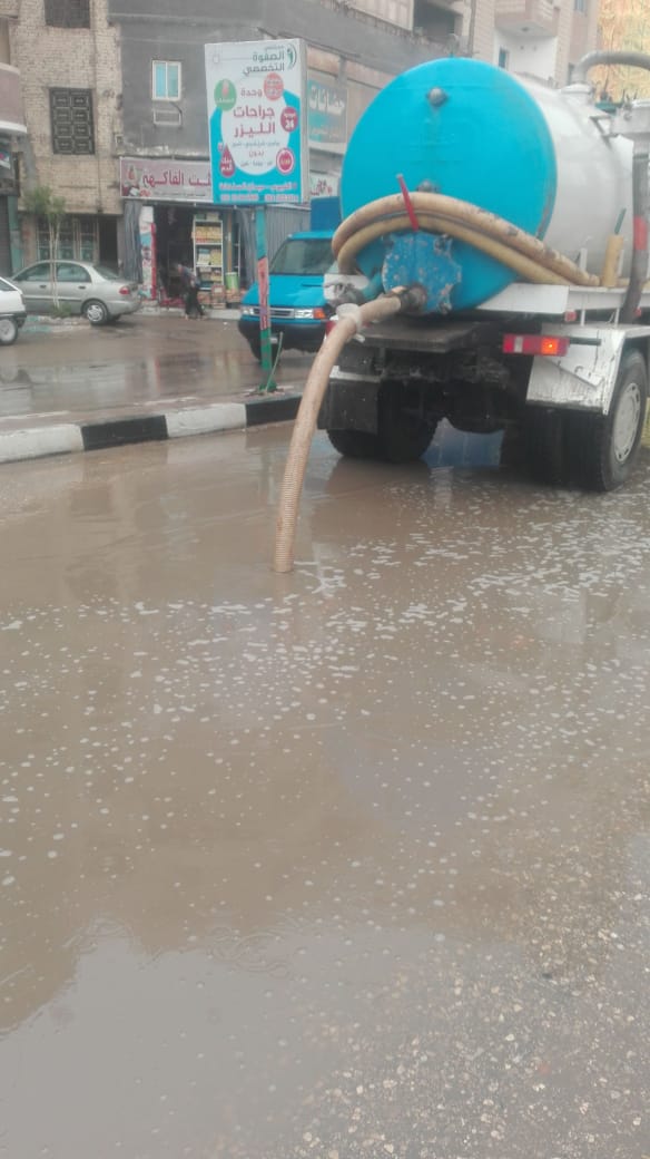 رفع تجمعات مياه الأمطار بالشوارع والميادين في الفيوم (2)