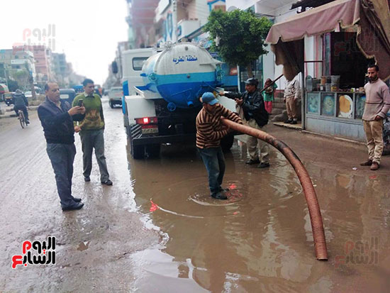 320201215325893-عمال الصرف فى المطرية بالقاهرة