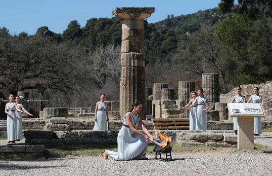 إيقاد الشعلة الأولمبية القديمة باليونان