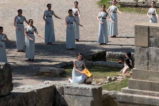 إيقاد الشعلة الاولمبية القديمة باليونان