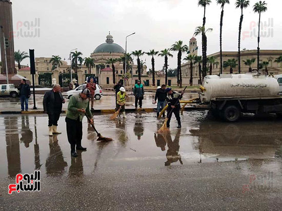 320201215325897-عمال هيئة النظافة أمام جامعة القاهرة