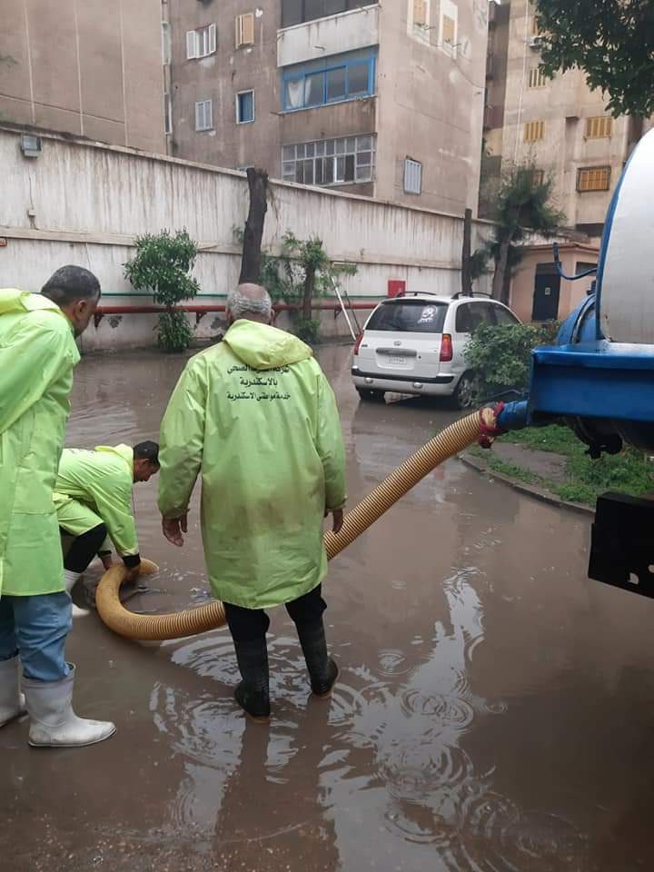  احياء الاسكندرية تكثف اعمال نزح مياه الامطار (1)