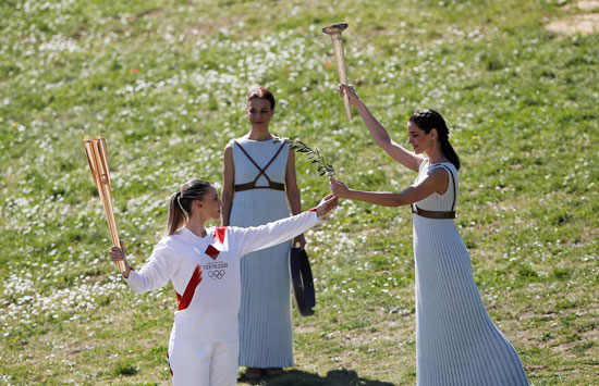 آنا كوراكاكى تتسلم الشعلة الأولمبية