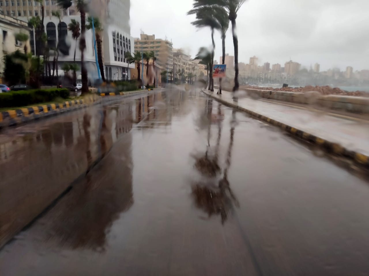 محافظ الإسكندرية يتابع حالة الطقس ميدانيا (1)