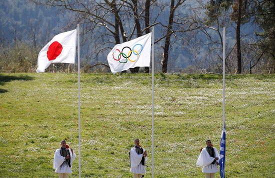 علم اليابان يستعد لإستلام إيقاد الشعلة الاولمبية