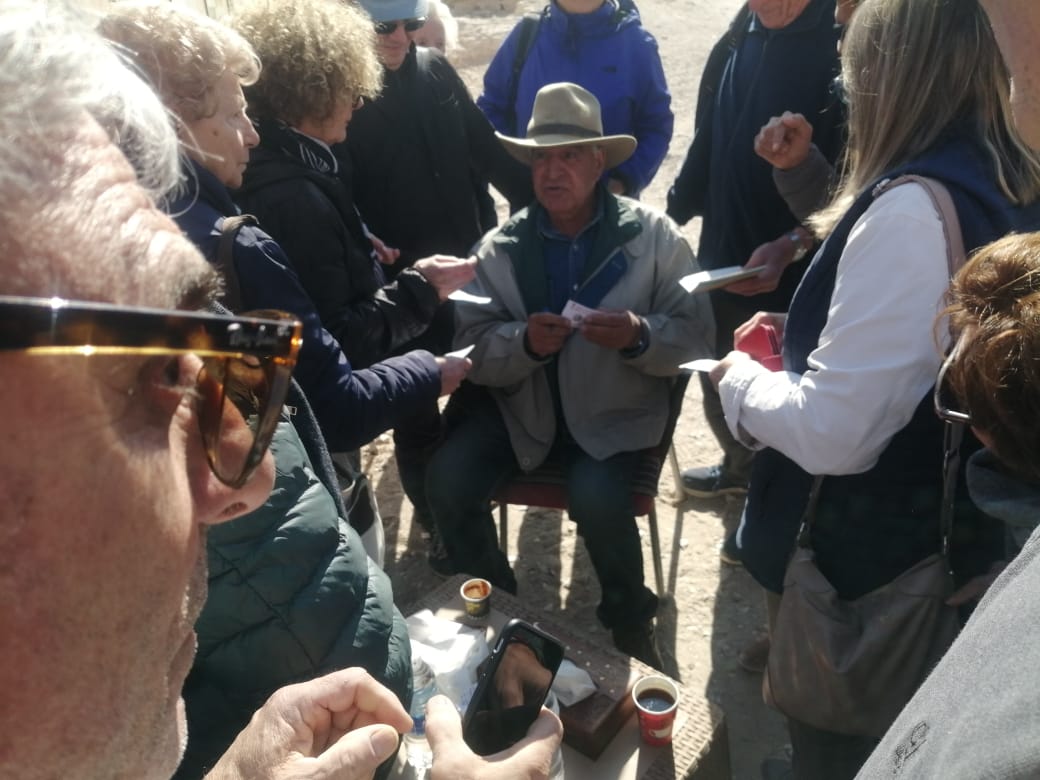 زاهى حواس  مع السائحين (1)