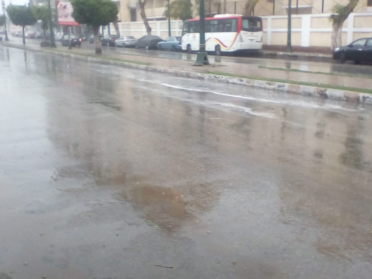 تجمعات مياه أسفل المطبات الصناعية بسبب الأمطار الغزيرة فى المنيا (1)