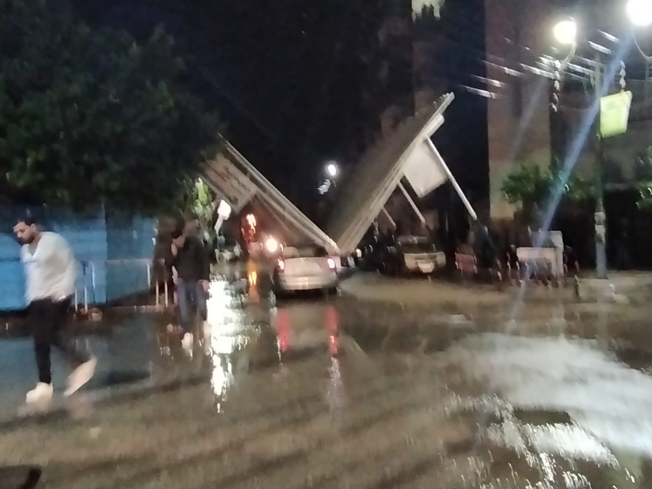سقوط مظلة وتندة مسجد ابراهيم مرسي ببنها (1)