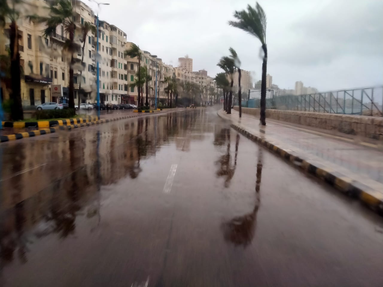 محافظ الإسكندرية يتابع حالة الطقس ميدانيا (2)