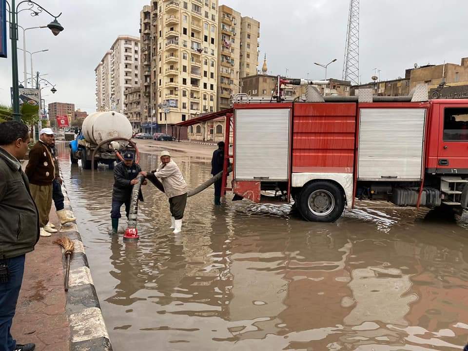 مدير امن الغربية يتابع عمليات شفط مياه الأمطار بشوارع الغربية (4)