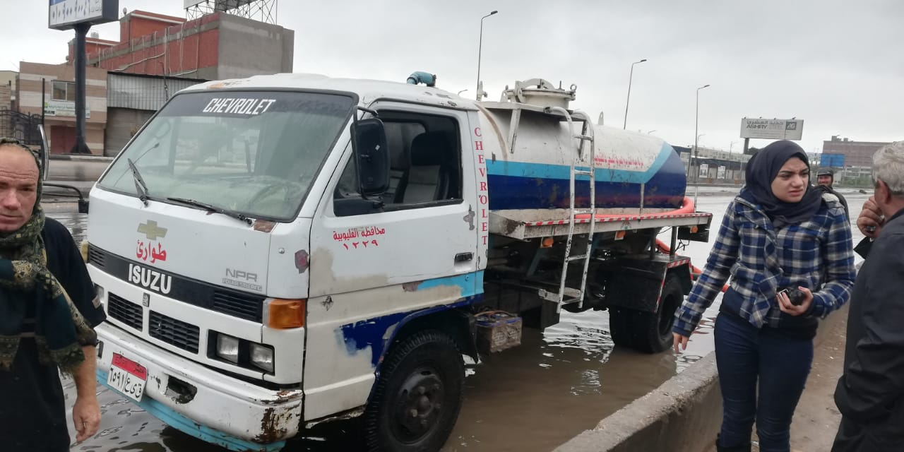 سيارات شركة مياه القليوبية تواصل أعمال شفط المياه من شوارع المحافظة  (8)