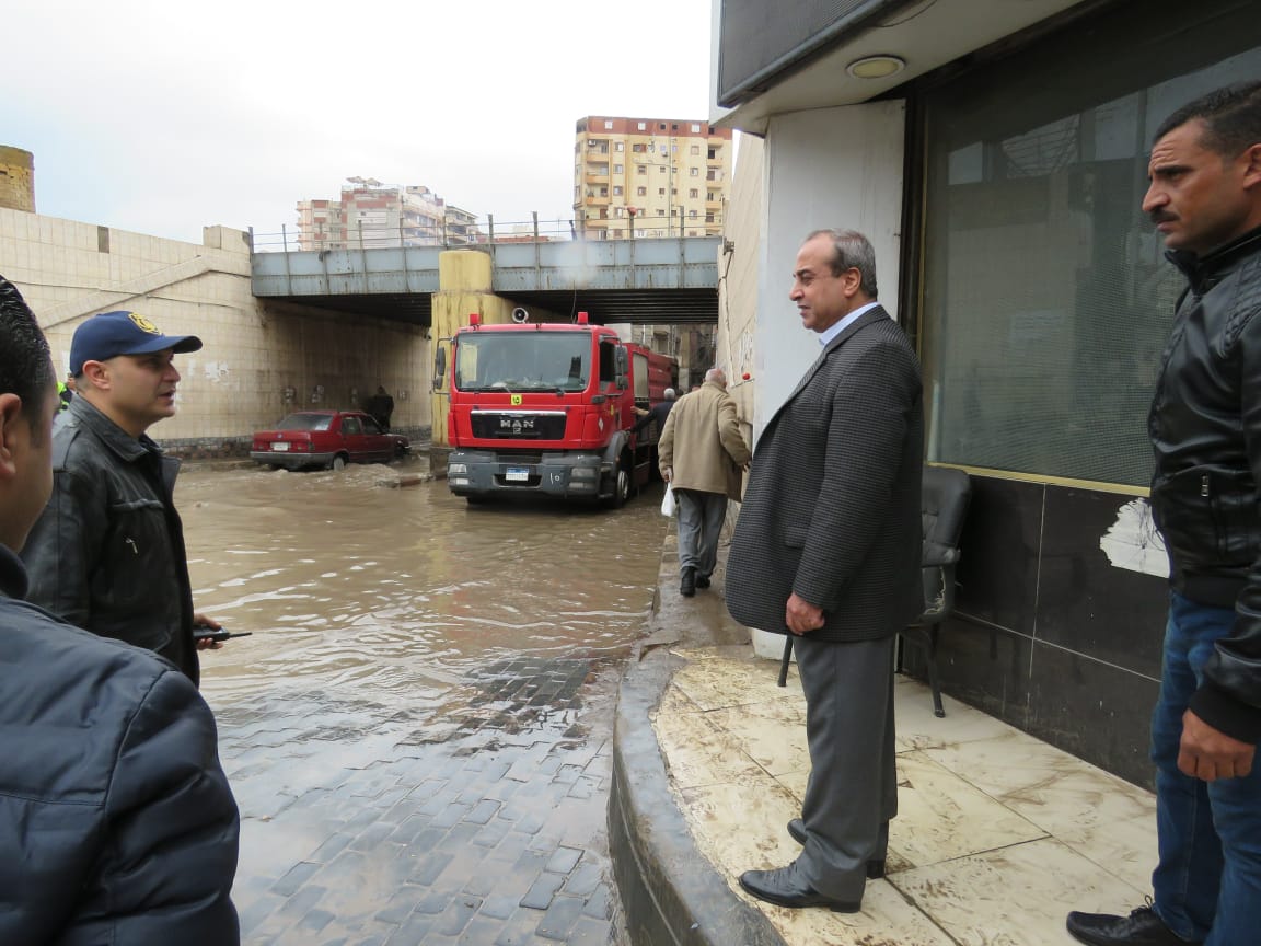 مدير أمن الغربية يتابع رفع مياه الأمطار من شوارع المحافظة (2)