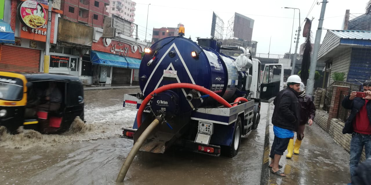 سيارات شركة مياه القليوبية تواصل أعمال شفط المياه من شوارع المحافظة  (5)