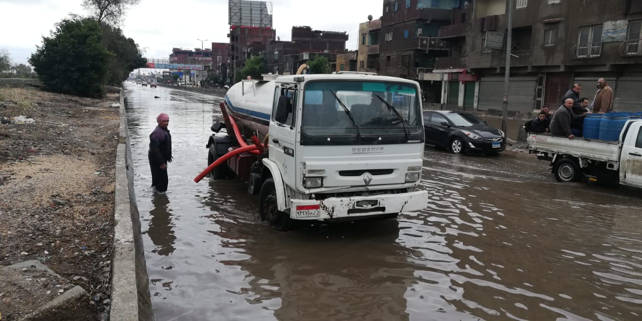 سيارات شركة مياه القليوبية تواصل أعمال شفط المياه من شوارع المحافظة  (2)