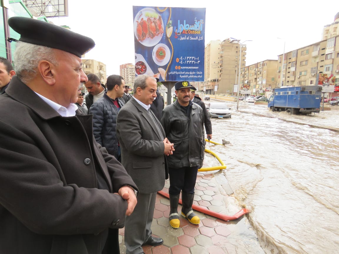 مدير أمن الغربية يتابع رفع مياه الأمطار من شوارع المحافظة (5)