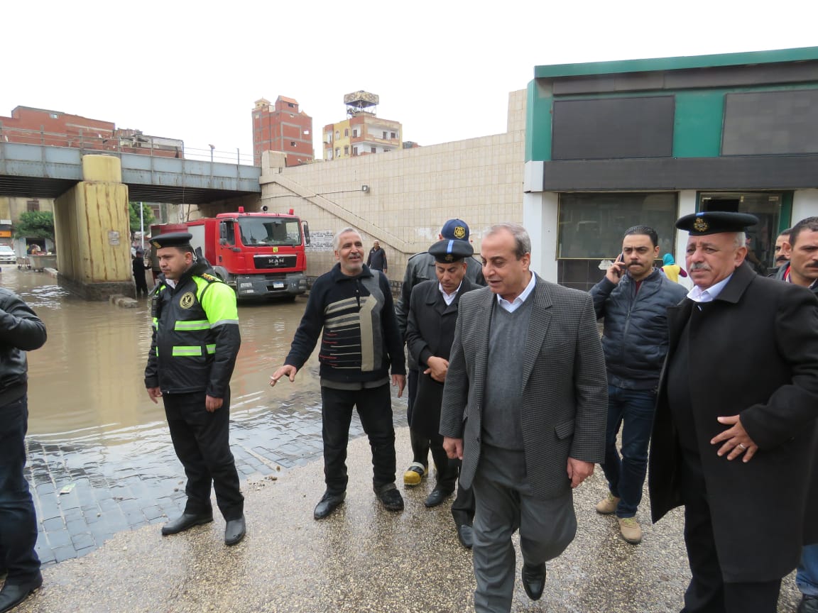 مدير أمن الغربية يتابع رفع مياه الأمطار من شوارع المحافظة (1)