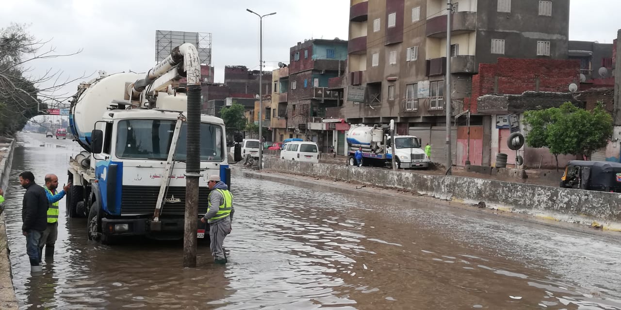 سيارات شركة مياه القليوبية تواصل أعمال شفط المياه من شوارع المحافظة  (3)