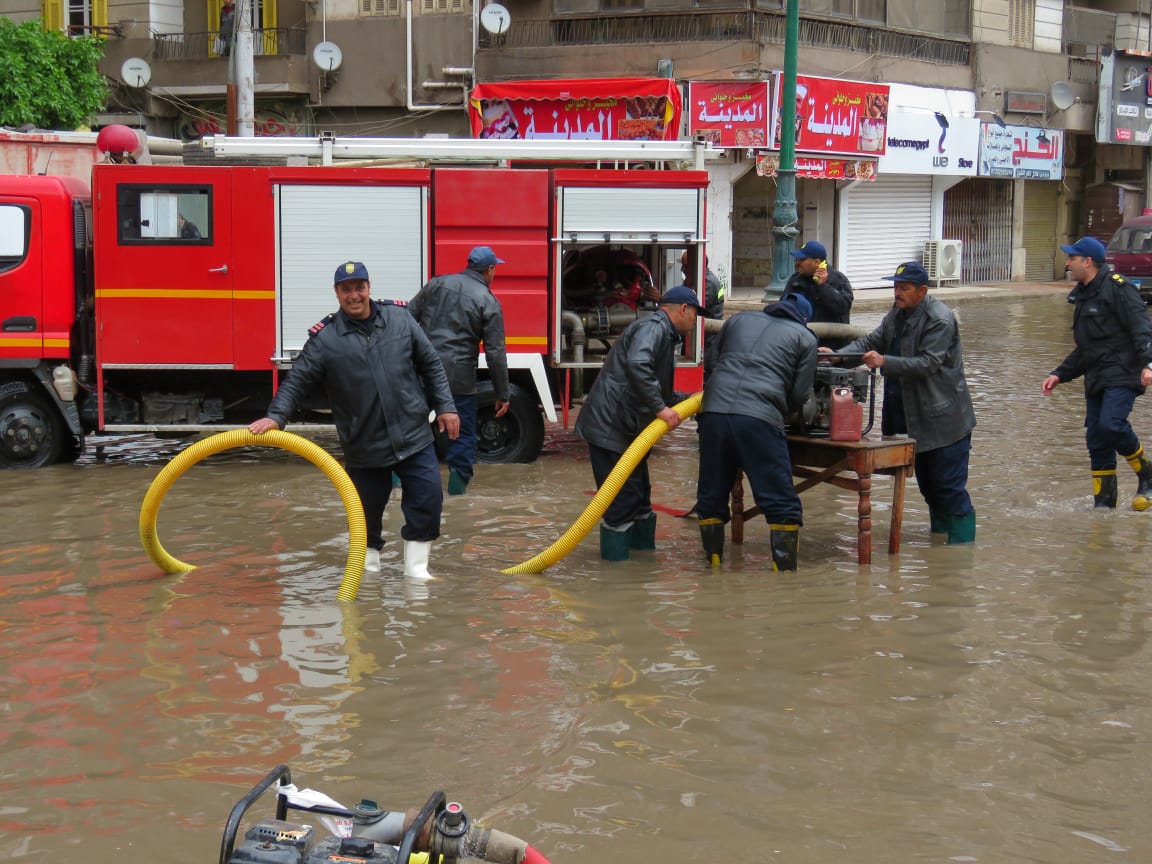 مدير أمن الغربية يتابع رفع مياه الأمطار من شوارع المحافظة (3)