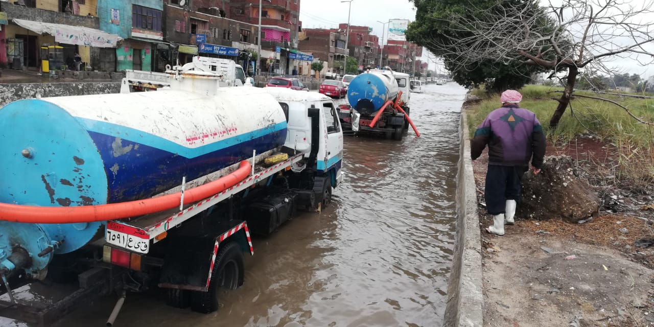 سيارات شركة مياه القليوبية تواصل أعمال شفط المياه من شوارع المحافظة  (7)
