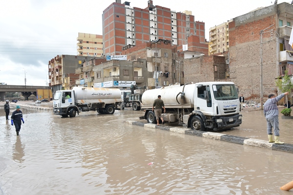 رفع تراكمات مياه الأمطار بالشوارع والميادين فى البحيرة (1)