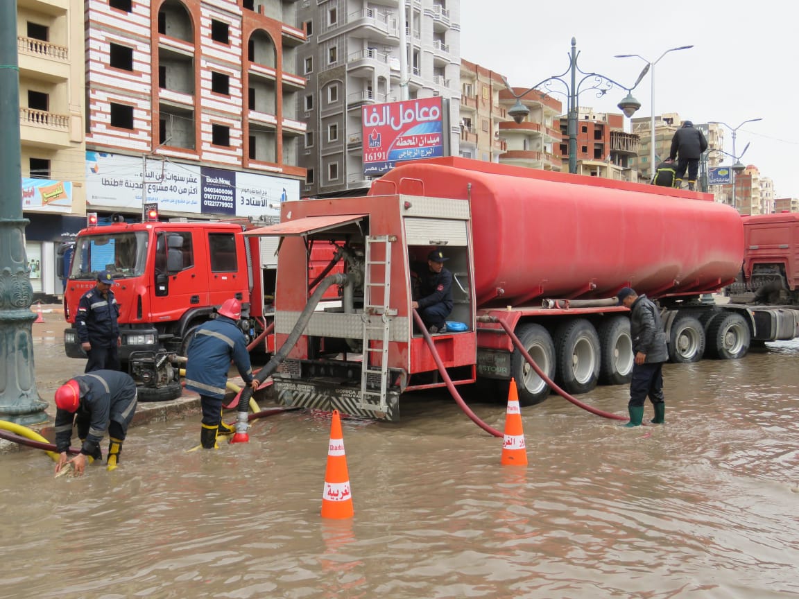 مدير أمن الغربية يتابع رفع مياه الأمطار من شوارع المحافظة (8)
