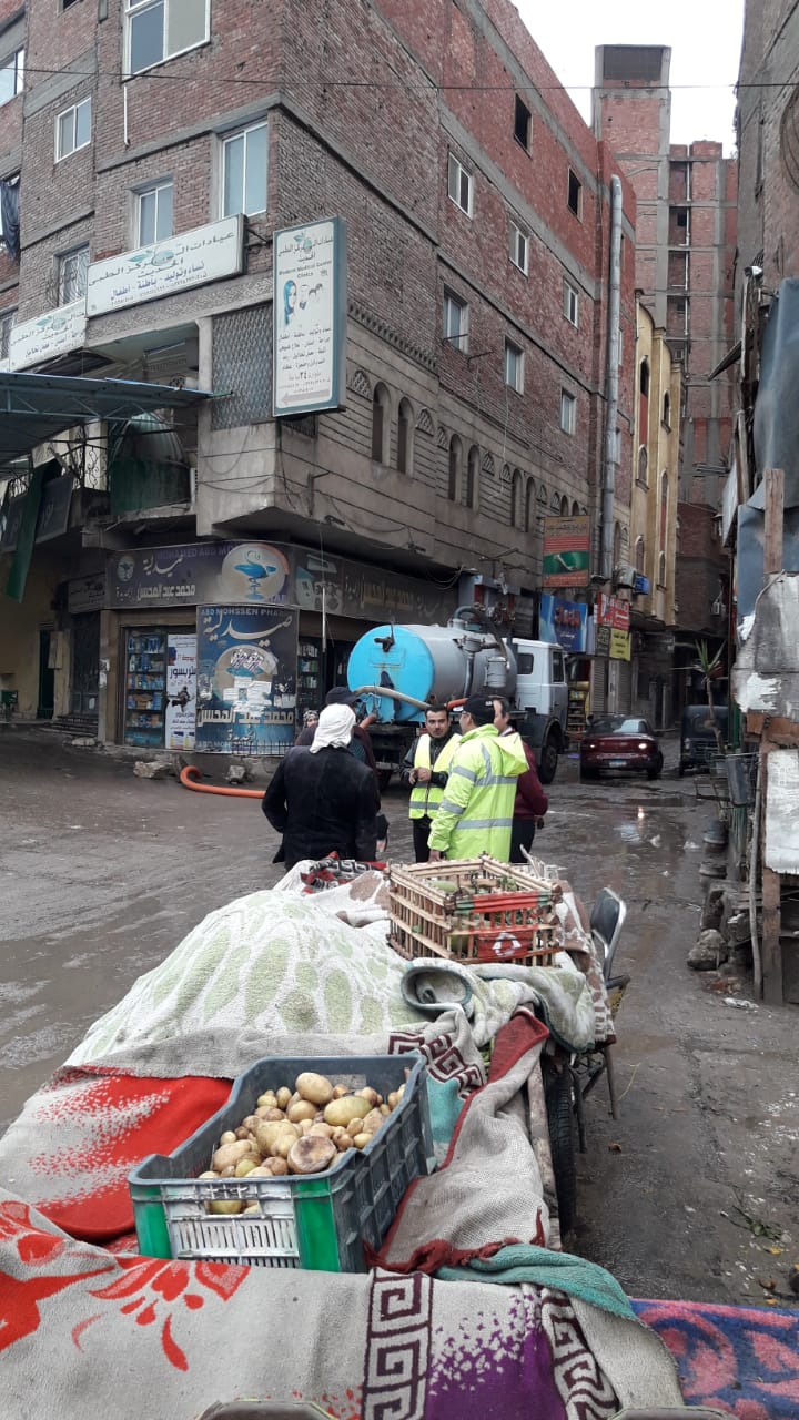 سيارات شركة مياه القليوبية تواصل أعمال شفط المياه من شوارع المحافظة  (9)
