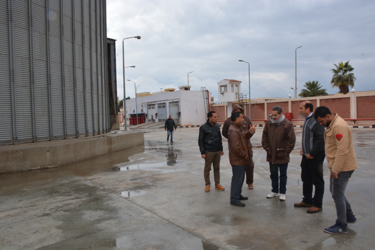 الدفع بسيارتين لشفط مياه الأمطار من صومعة الغلال بطنطا (1)