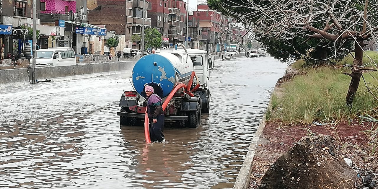 سيارات شركة مياه القليوبية تواصل أعمال شفط المياه من شوارع المحافظة  (4)