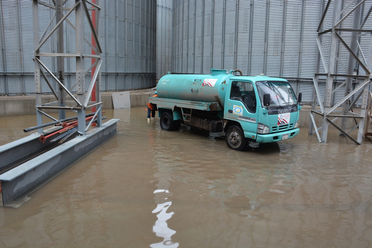 الدفع بسيارتين لشفط مياه الأمطار من صومعة الغلال بطنطا (3)