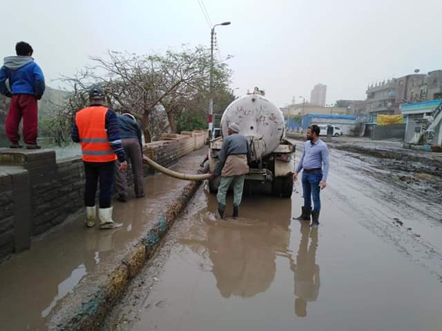 رفع مياه الأمطار من الطرق والشوارع بمدينة أبو قرقاص فى المنيا (3)