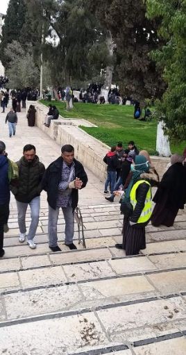 تعقيم المصلين أمام ساحات المسجد الأقصى وقاية من مرض كورون (3)
