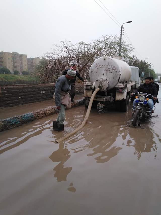 رفع مياه الأمطار من الطرق والشوارع بمدينة أبو قرقاص فى المنيا (2)