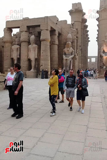 أفواج-سياحية-تتوافد-على-المعابد-الفرعونية-والمعالم-الآثرية-بمحافظة-الأقصر-(1)
