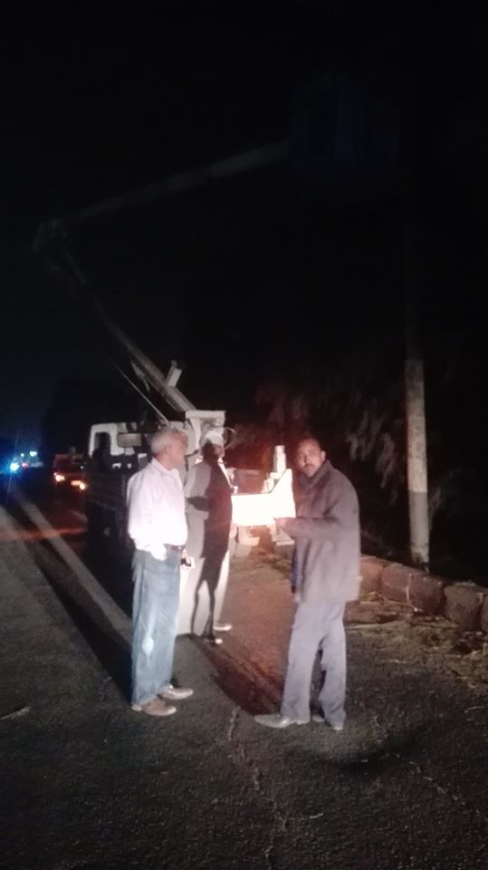 الإستعانة بسلم كهربائى وفرق صيانة لإعادة الكهرباء لأعمدة قرى جنوب إسنا (1)