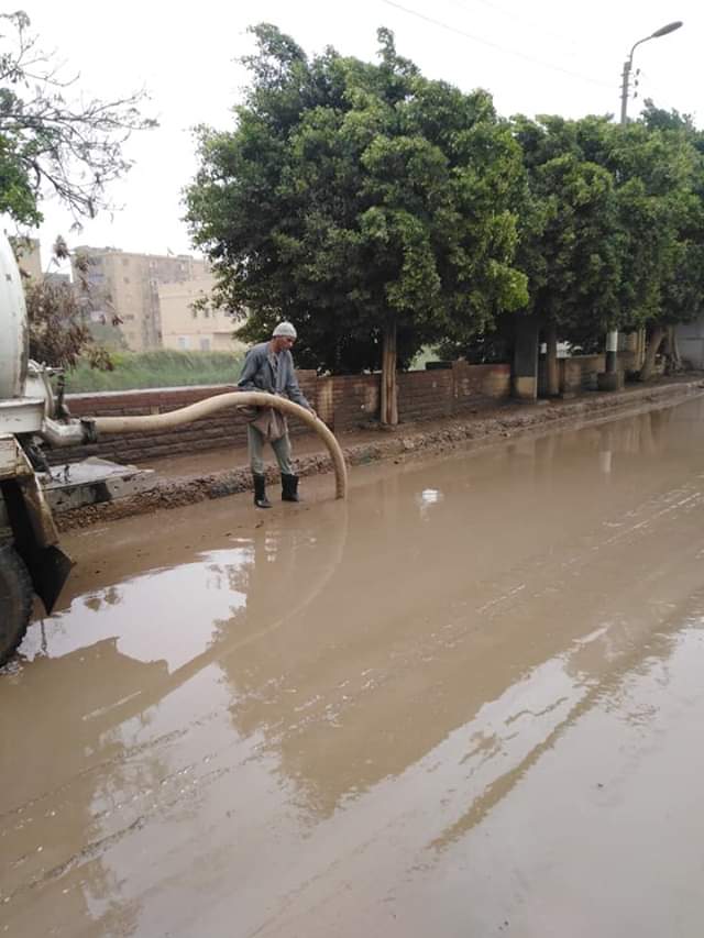 رفع مياه الأمطار من الطرق والشوارع بمدينة أبو قرقاص فى المنيا (4)