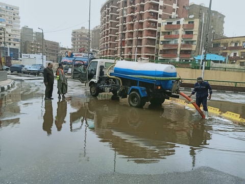 رفع آثار الامطار من الشوارع بأسيوط (1)