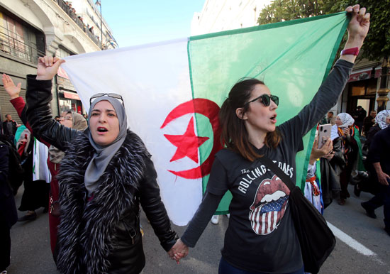 علم الجزائر يرفرف