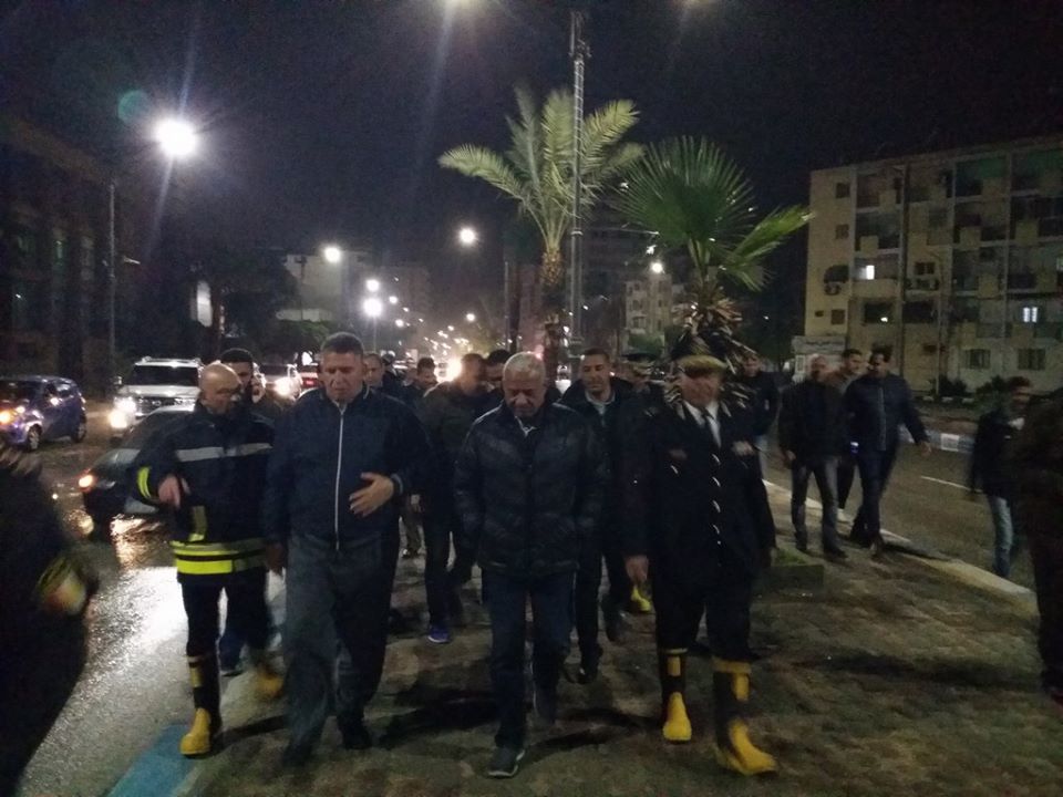 محافظ السويس والقيادات التنفيذية والأمنيةيتفقدون شوارع المحافظة بعد منتصف الليل (1)