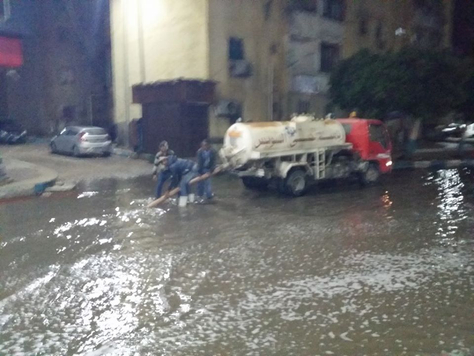 محافظ السويس والقيادات التنفيذية والأمنيةيتفقدون شوارع المحافظة بعد منتصف الليل (10)