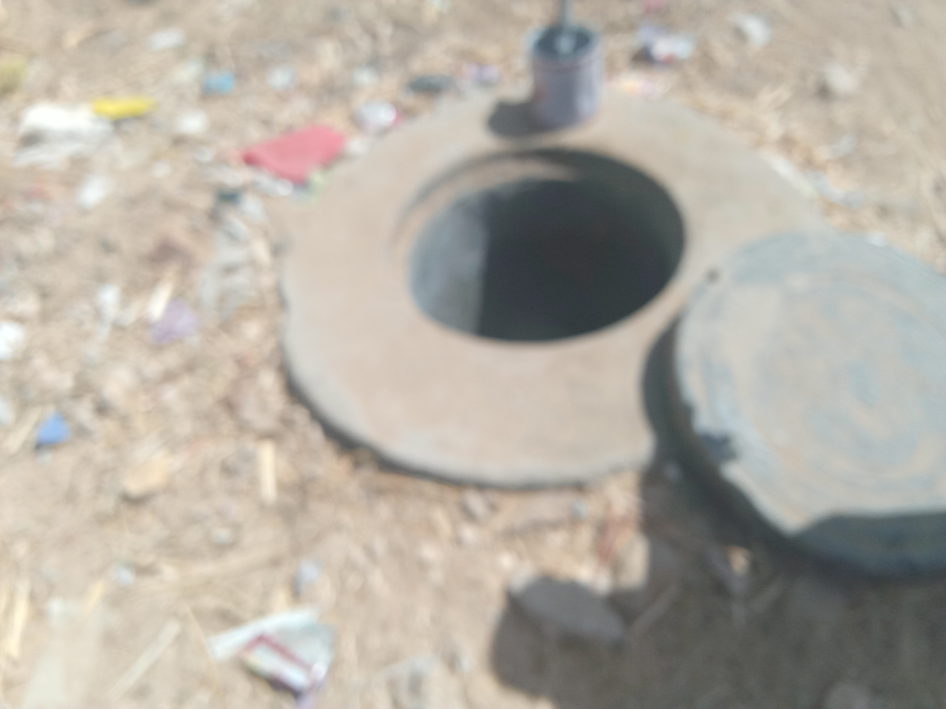 معاناة أهالى قرية القراقرة بسوهاج بسبب أغطية غرف الصرف الصحى (4)