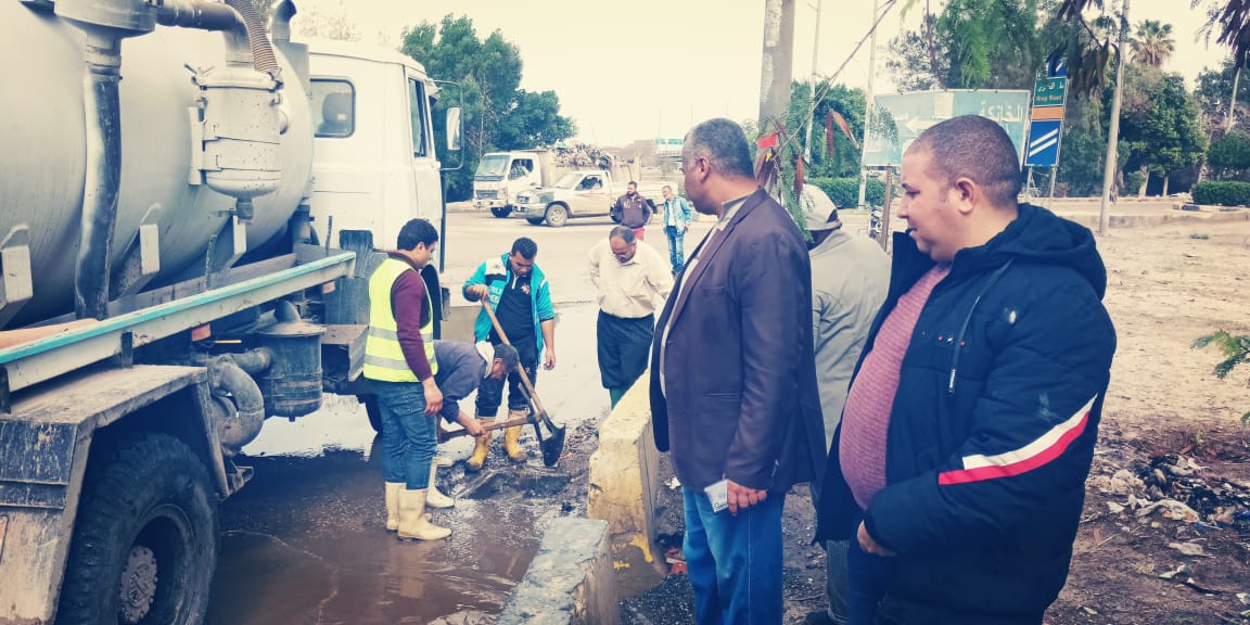 رئيس مدينة الخصوص يزيل مياه الأمطار  (3)
