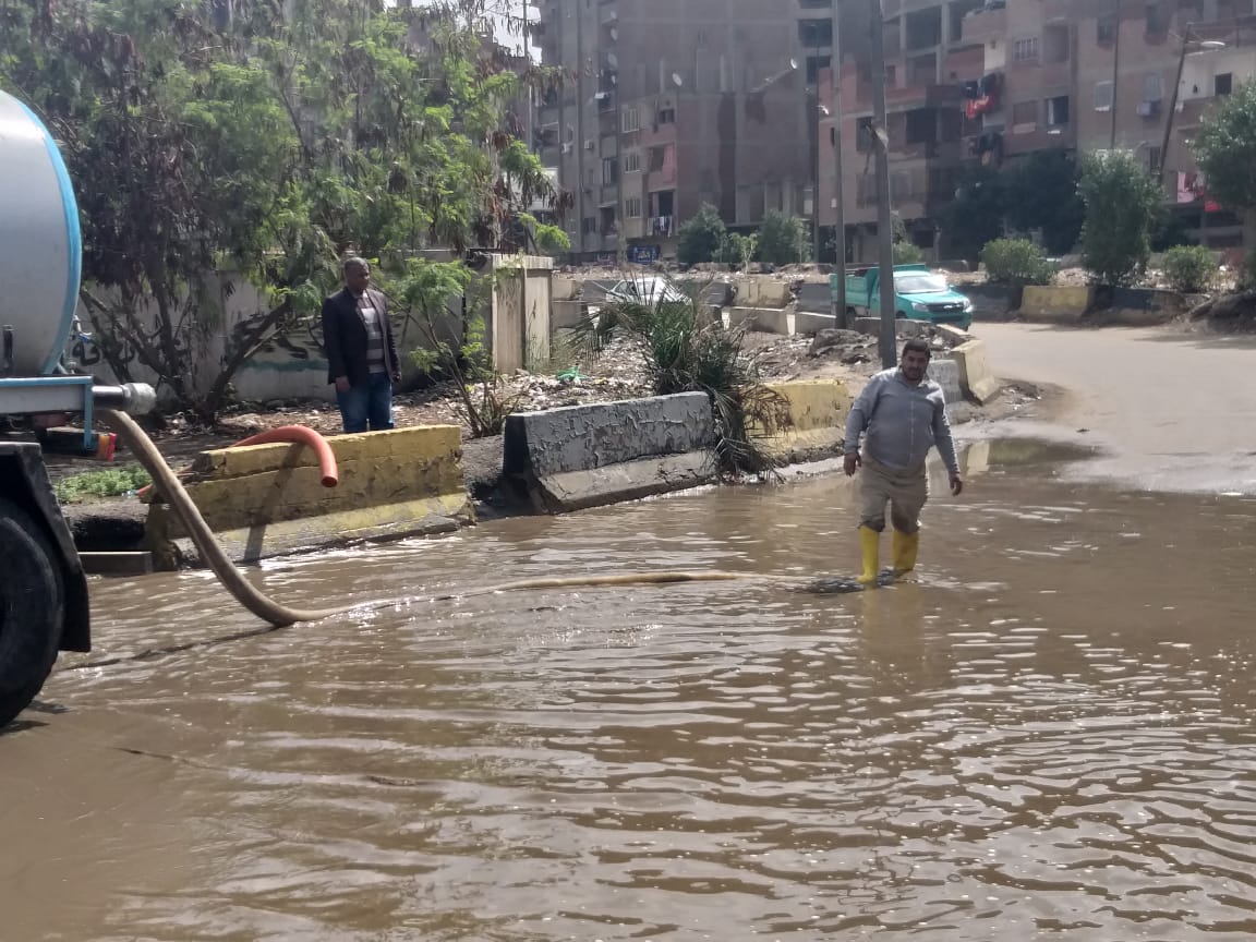 رئيس مدينة الخصوص يزيل مياه الأمطار  (1)