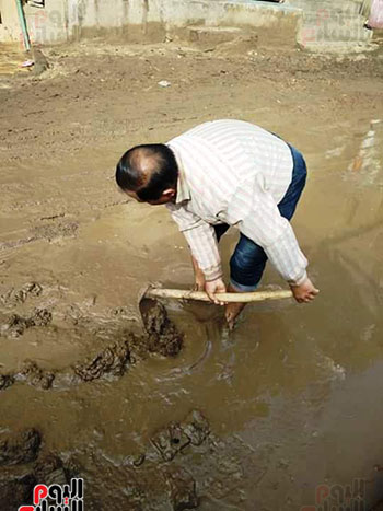 مدير مدرسة في الغربية يشارك في رفع مياه الأمطار (1)