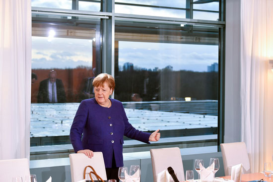 ميركل تتحدث مع رؤساء جميعات الاقتصاد فى المانيا