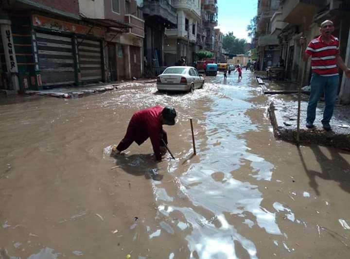 العمال يرفعون مياه الامطار من الشوارع فى كفر الشيخ (6)