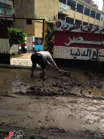 مدير مدرسة في الغربية يشارك في رفع مياه الأمطار (5)